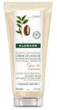 Klorane Creme Duche Flor de Cupuaçu de base lavante suave, sem sabão, que repara a barreira lipídica da pele seca a muito seca durante o duche.